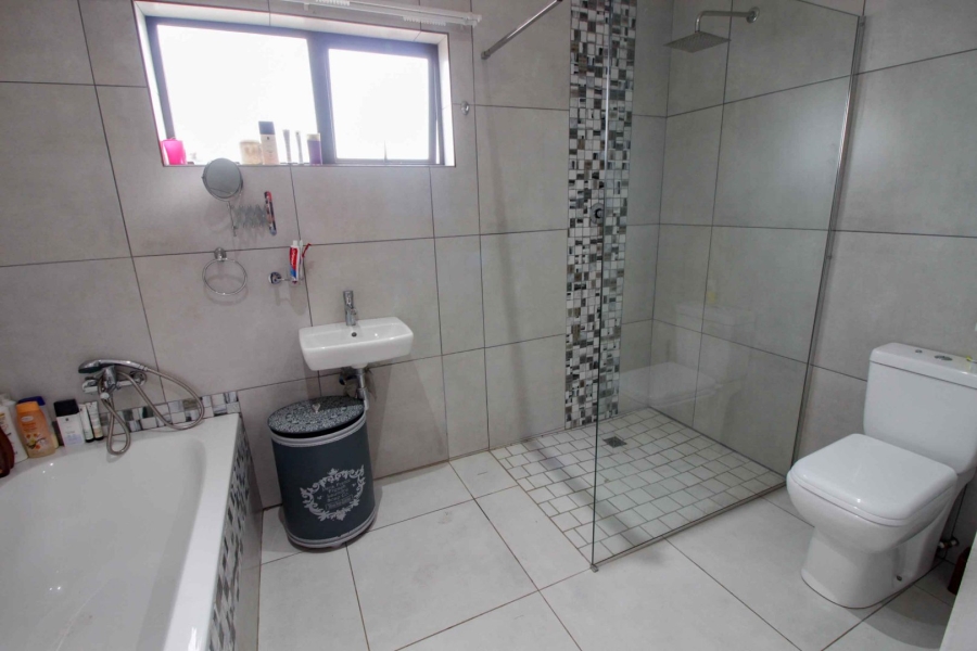 4 Bedroom Property for Sale in Wavecrest Eastern Cape